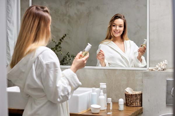 Rechthoekige spiegel voor de woonkamer met een wit frame 80x60 cm