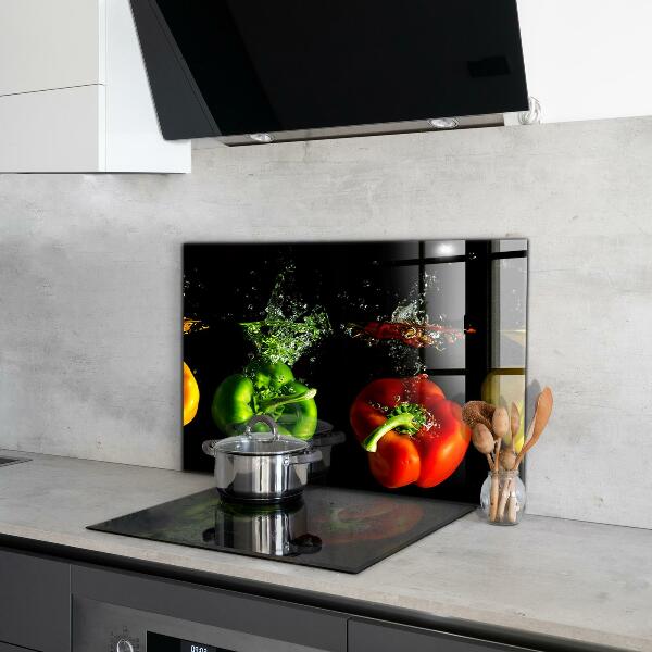 Keuken achterwand glas Kleurrijke paprika's onder water