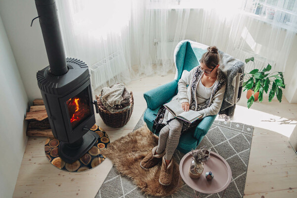 Ronde plaat onder houtkachel Doos met gesneden hout