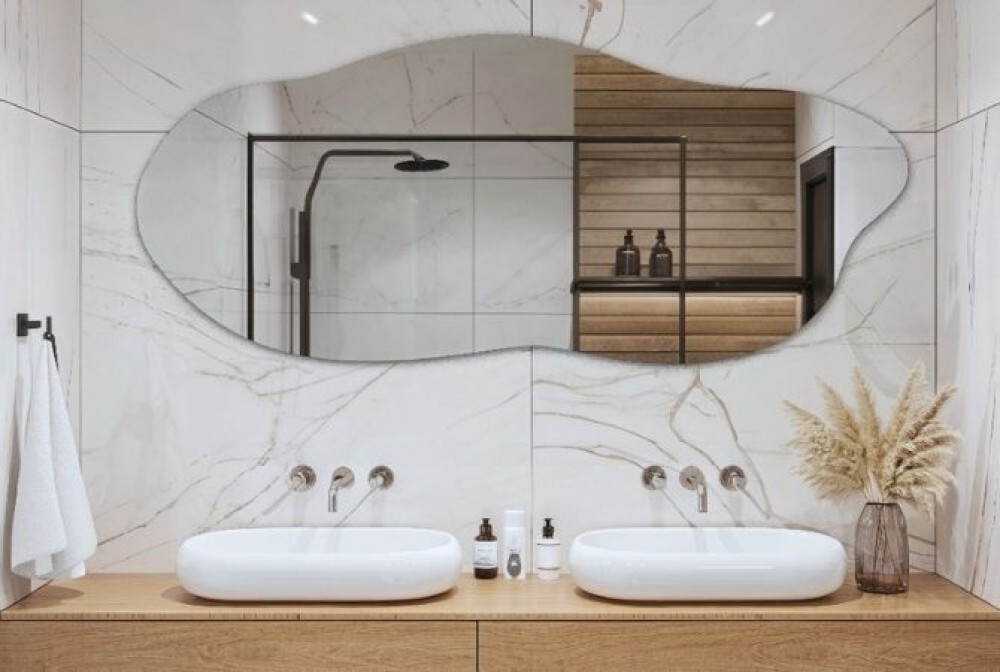 spiegel voor een witte badkamer